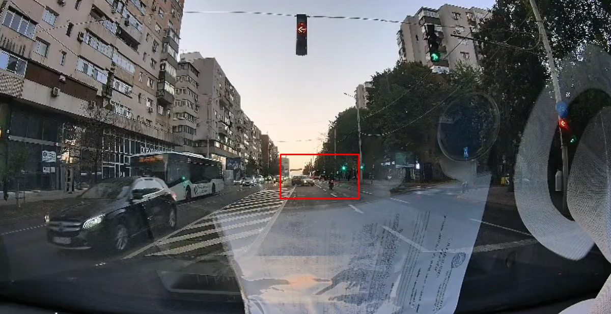 Iată momentul producerii accidentului rutier de pe Independenței. Un motociclist este lovit de o șoferiță care nu acordă prioritate