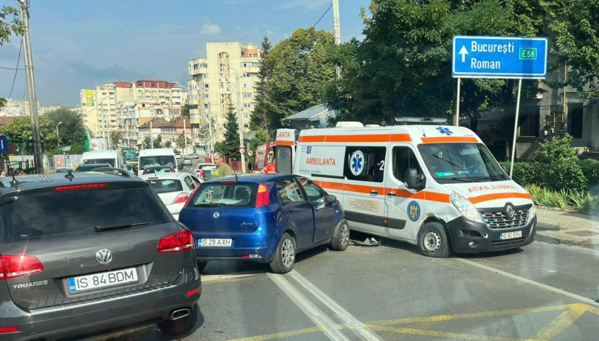 Accident rutier la Iași! O ambulanță și un autoturism s-au ciocnit 