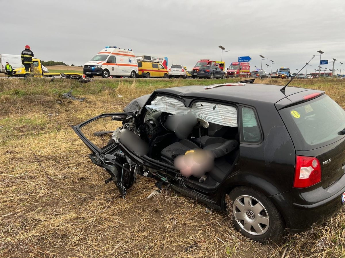Accident rutier grav în județul Suceava. Trei persoane rănite, după ce trei mașini s-au izbit