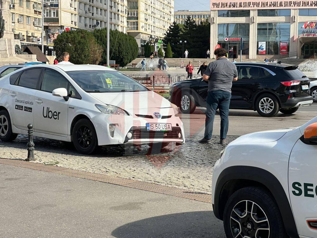 Accident rutier în Piața Unirii! Coliziune ușoară între două autoturisme