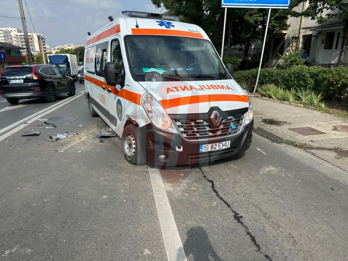 Accident rutier la Iași! O ambulanță și un autoturism s-au ciocnit – UPDATE