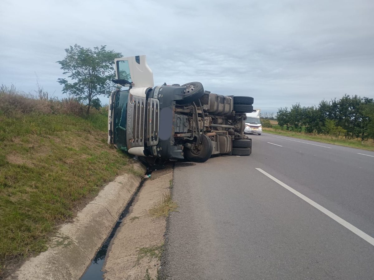 Accident rutier în Strunga! Un camion s-a răsturnat