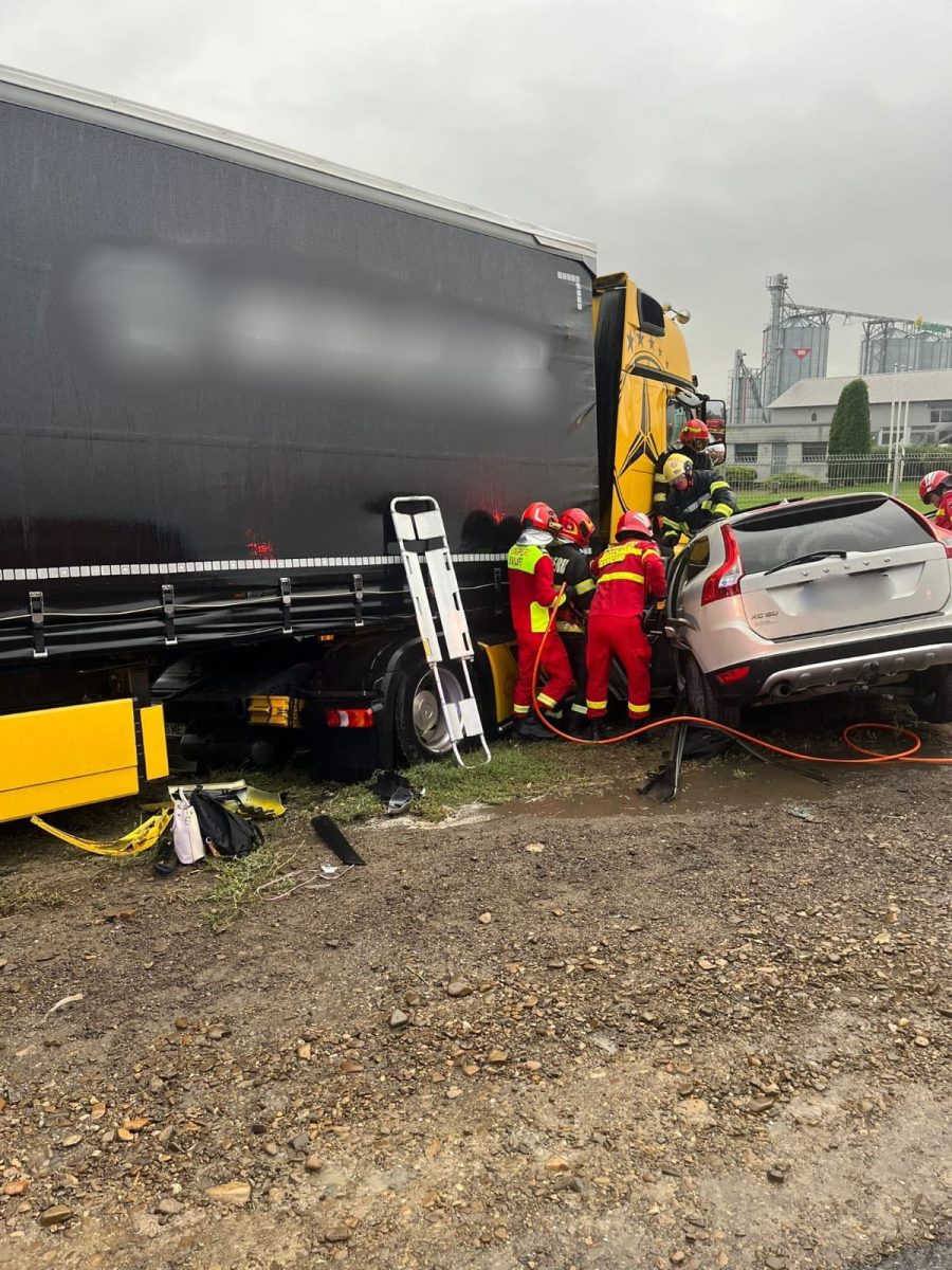 Accident tragic pe DN 2, în județul Suceava: un mort și trei răniți. Iată coliziunea dintre un autoturism și un camion