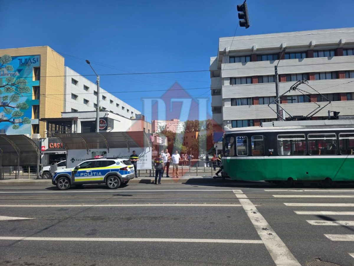 Accident în Iași! Persoană lovită de tramvai după ce a traversat pe roșu