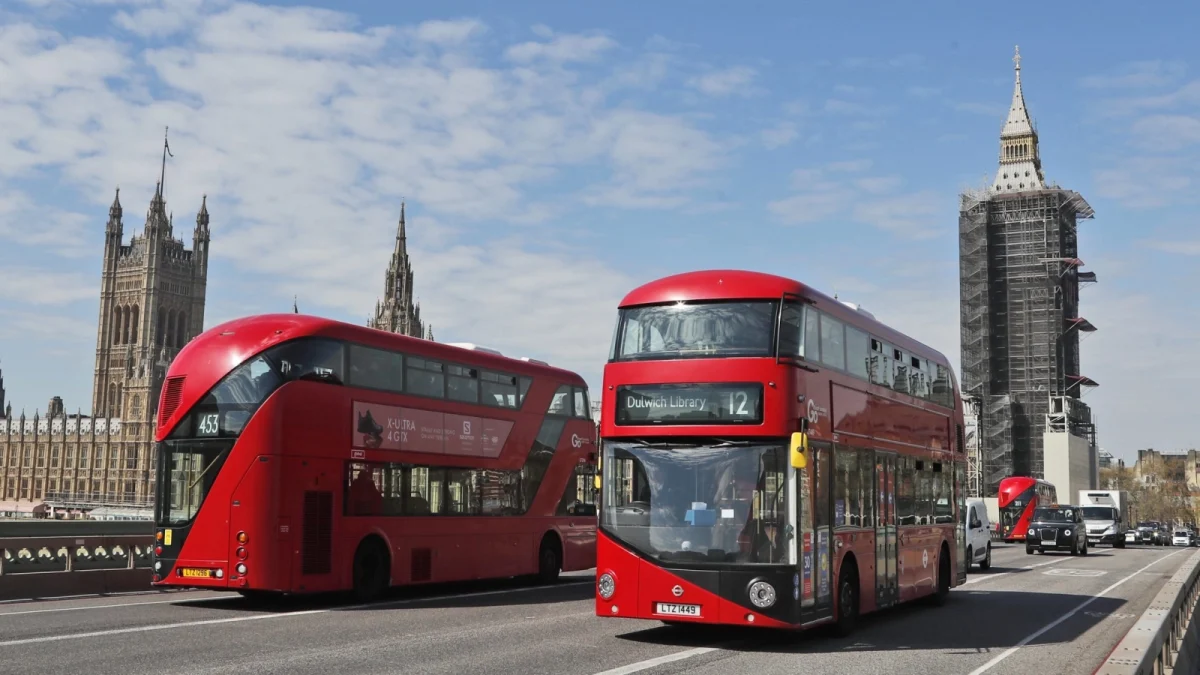 Groaznic accident în fața unei gări din Londra! Mai mulți răniți, inclusiv șoferul autobuzului