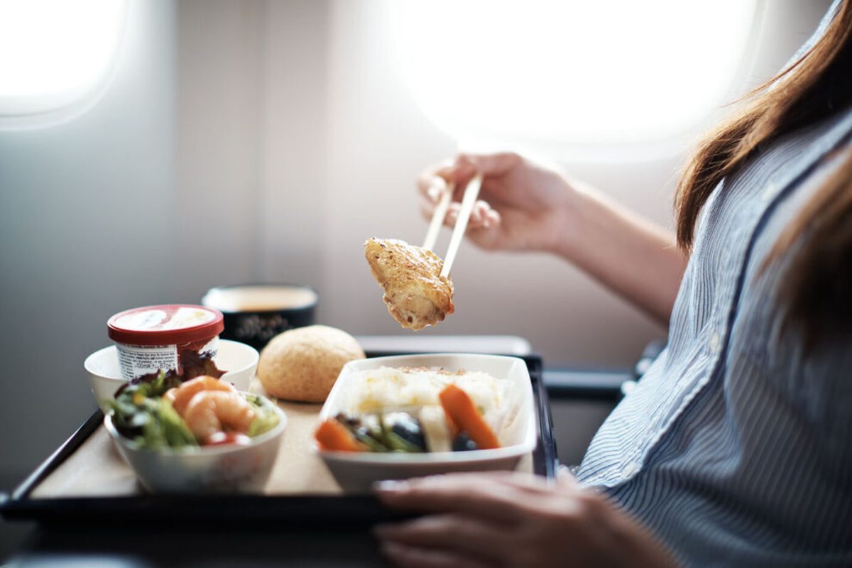 Ce să eviți să mănânci în avion? Sfaturile unui expert în călătorii