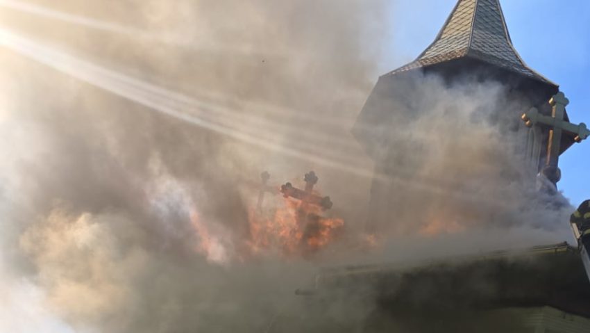 Flăcările mistuitoare au înghițit o biserică! Cursa contracronometru a pompierilor pentru a opri dezastrul