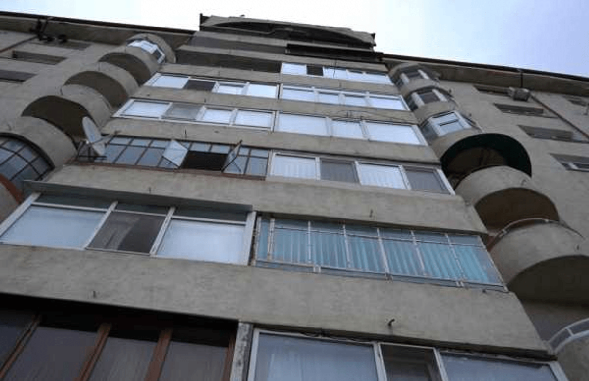 Scenă șocantă într-un bloc! Un bărbat a căzut de la etajul 9 sub privirile vecinilor