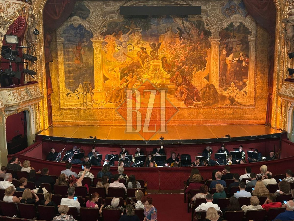A început deschiderea stagiunii 2025-2026 a Operei Naționale din Iași! Sute de oameni sunt prezenți la eveniment