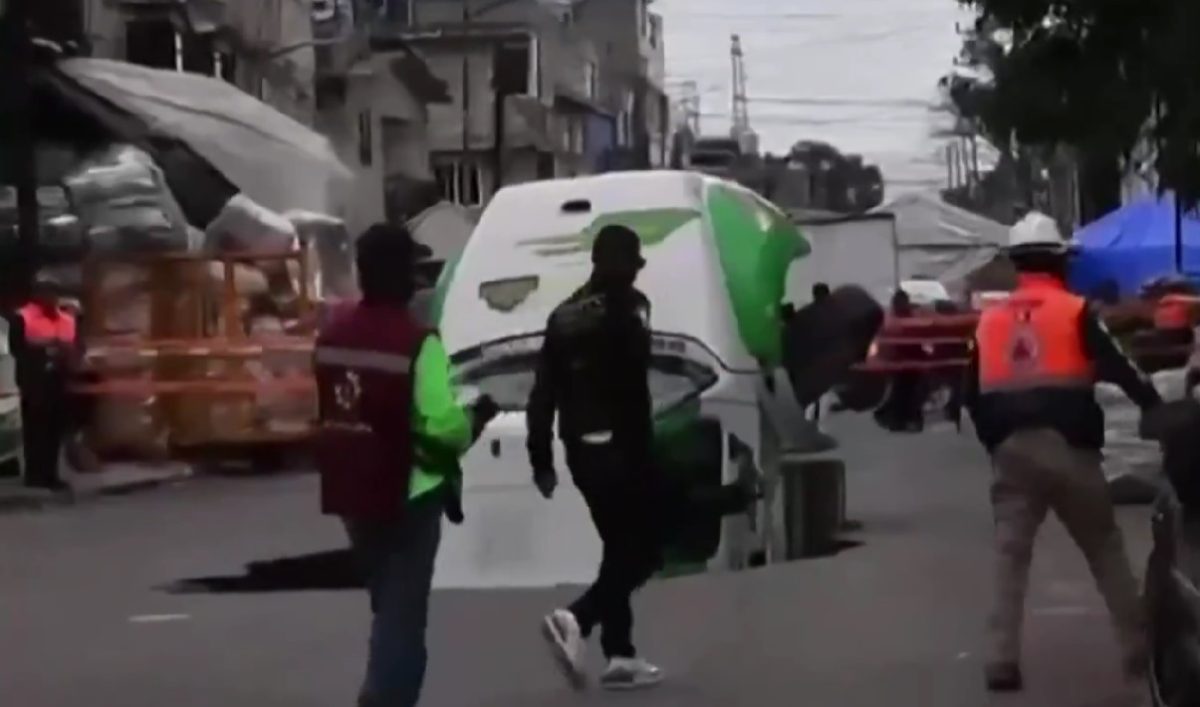 Un camion încărcat cu băuturi răcoritoare a dispărut pur și simplu într-o groapă uriașă apărută brusc în mijlocul străzii, sub privirile șocate ale trecătorilor