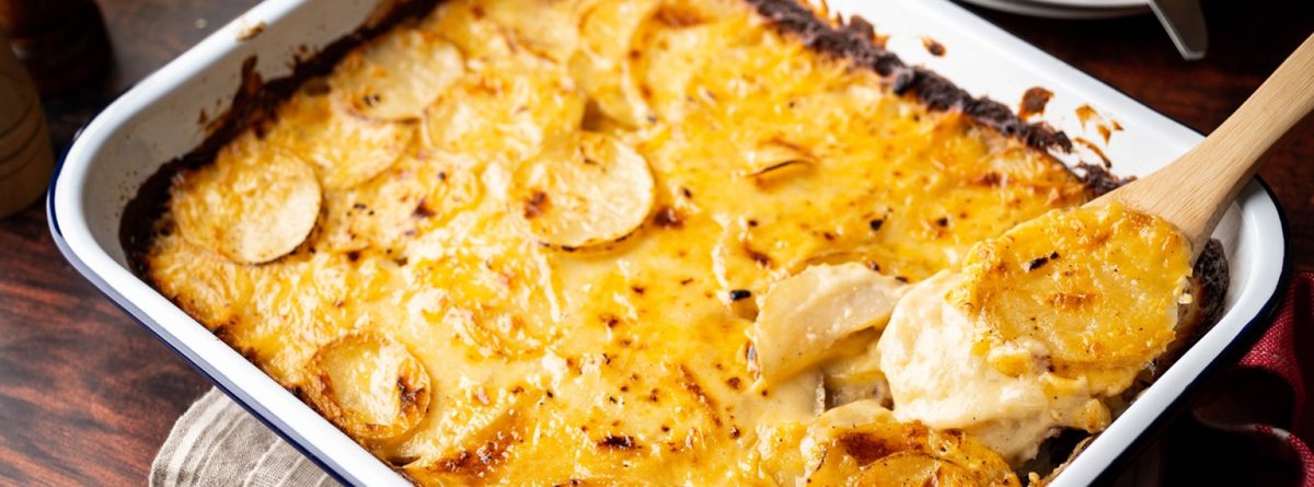 Cartofi la cuptor cu cașcaval și smântână – Rețetă simplă și delicioasă, ideală pentru orice ocazie