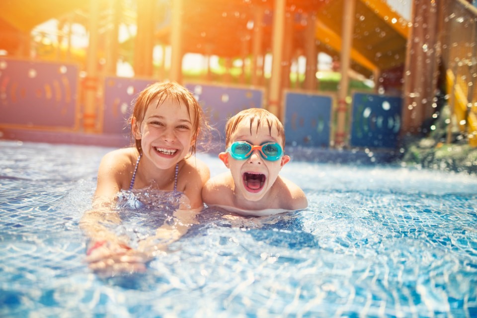 Atenție în vacanță! Ce culori să nu aibă costumul de baie al copilului tău