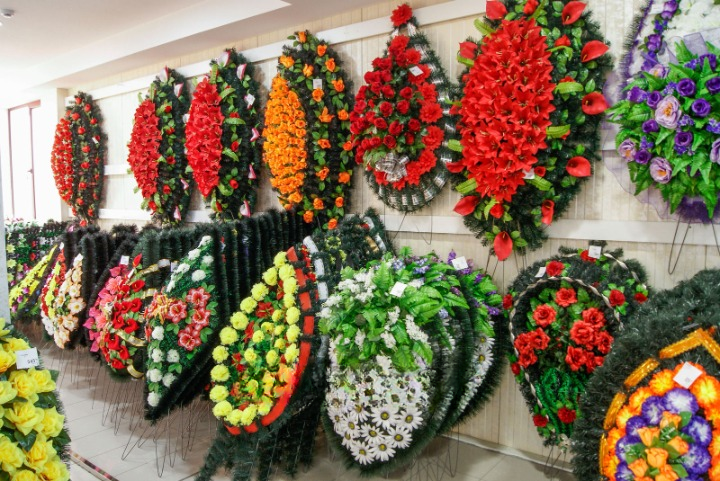 Se interzic coroanele funerare artificiale în acest oraș din România. Care sunt motivele