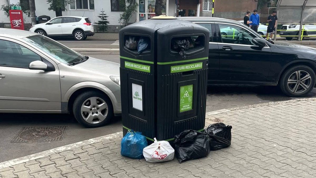 Coșurile stradale din intersecții vor fi modificate, pentru ca ieșenii să nu mai poată arunca sacii cu gunoi în ele