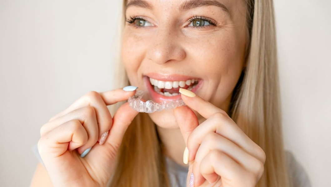 Aparat dentar pentru adulți: cum să-ți corectezi alinierea dentară fără compromisuri estetice?