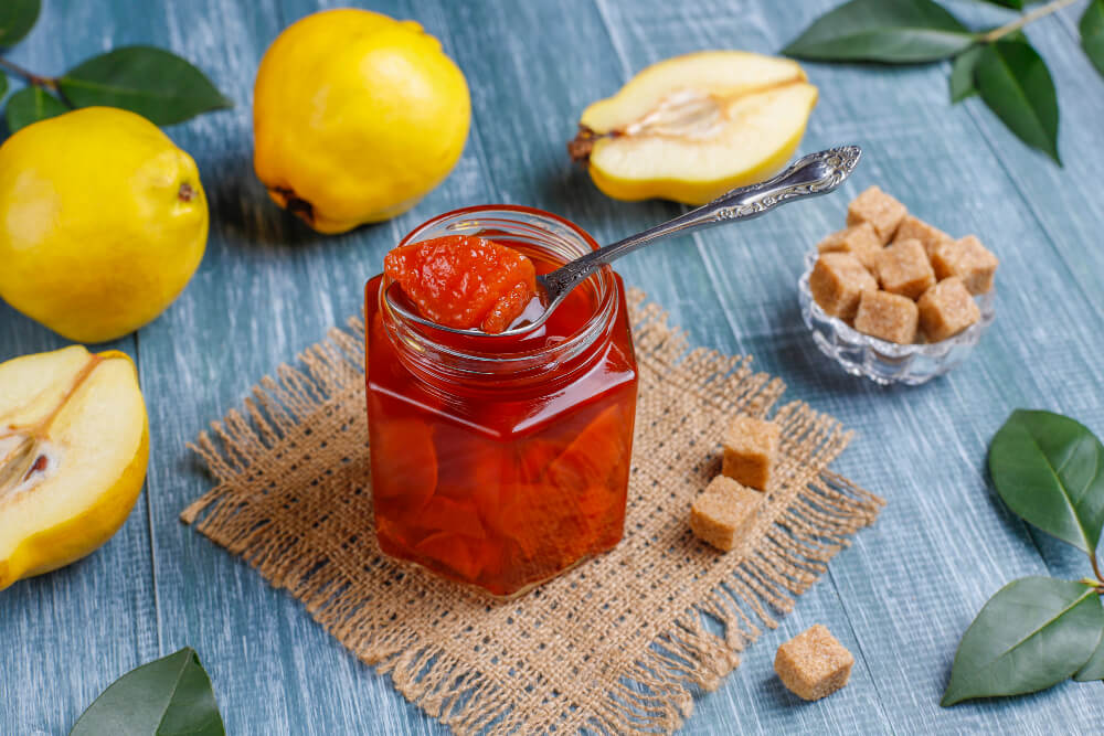 Dulceață de gutui cu nucă – Rețetă simplă și aromată, de pus în cămară