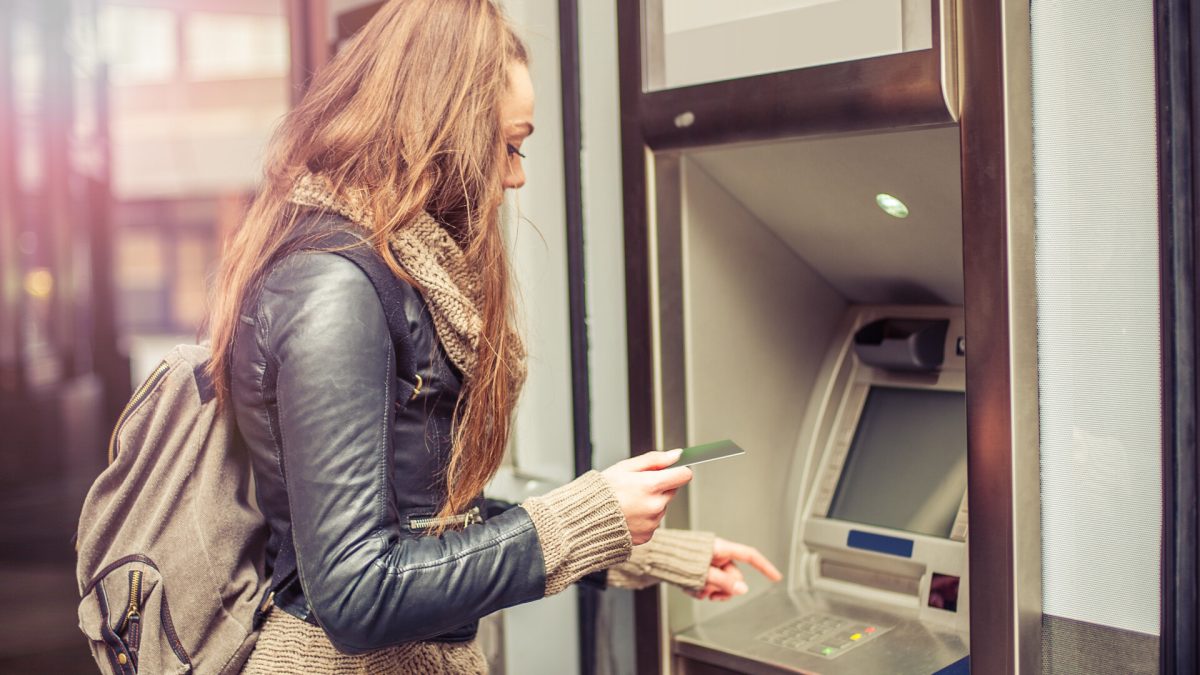 O importantă bancă își închide toate bancomatele! Cum vor putea clienții să își recupereze banii! 