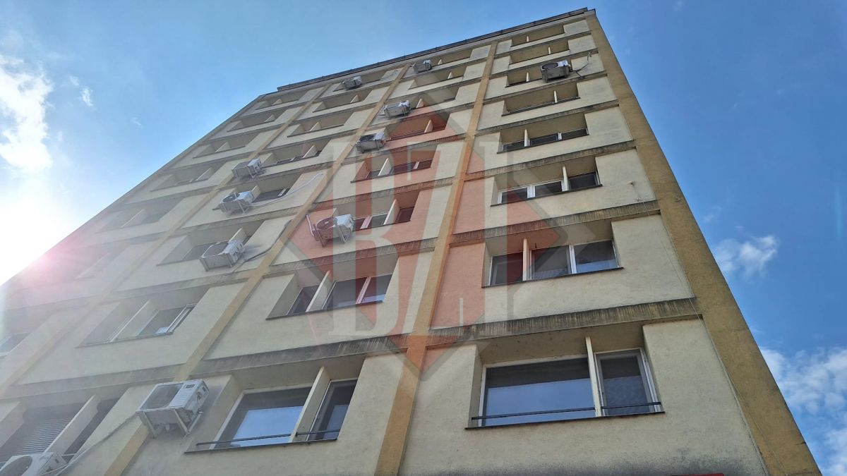 Pericol în centrul Iașului! Bucăți de plexiglas cad peste trecători