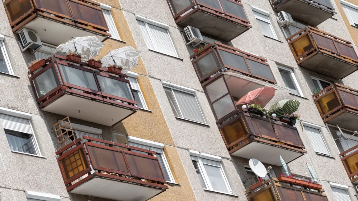 Interzis românilor care au balcon! Vecinii de bloc pot face reclamație! Amenzile sunt uriașe! 