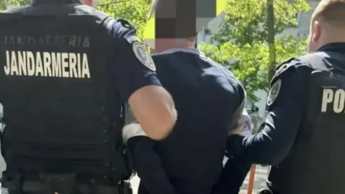 Scandal în trafic! Polițist atacat de un șofer care blocase complet drumul