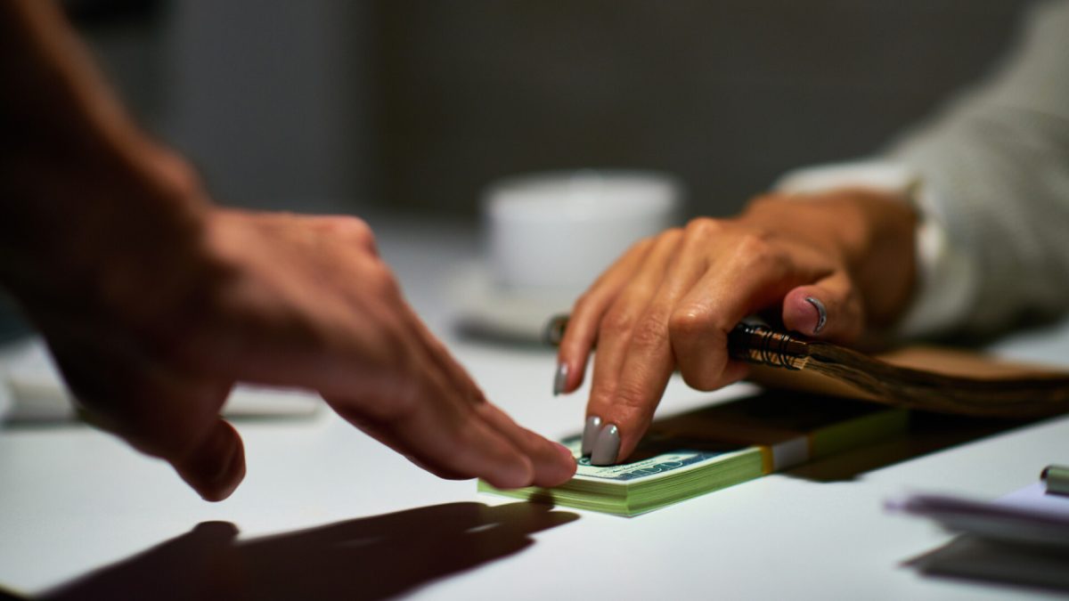 Flagrant de 15.000 de euro! Un polițist, prins când lua mită pentru o „rezolvare” murdară