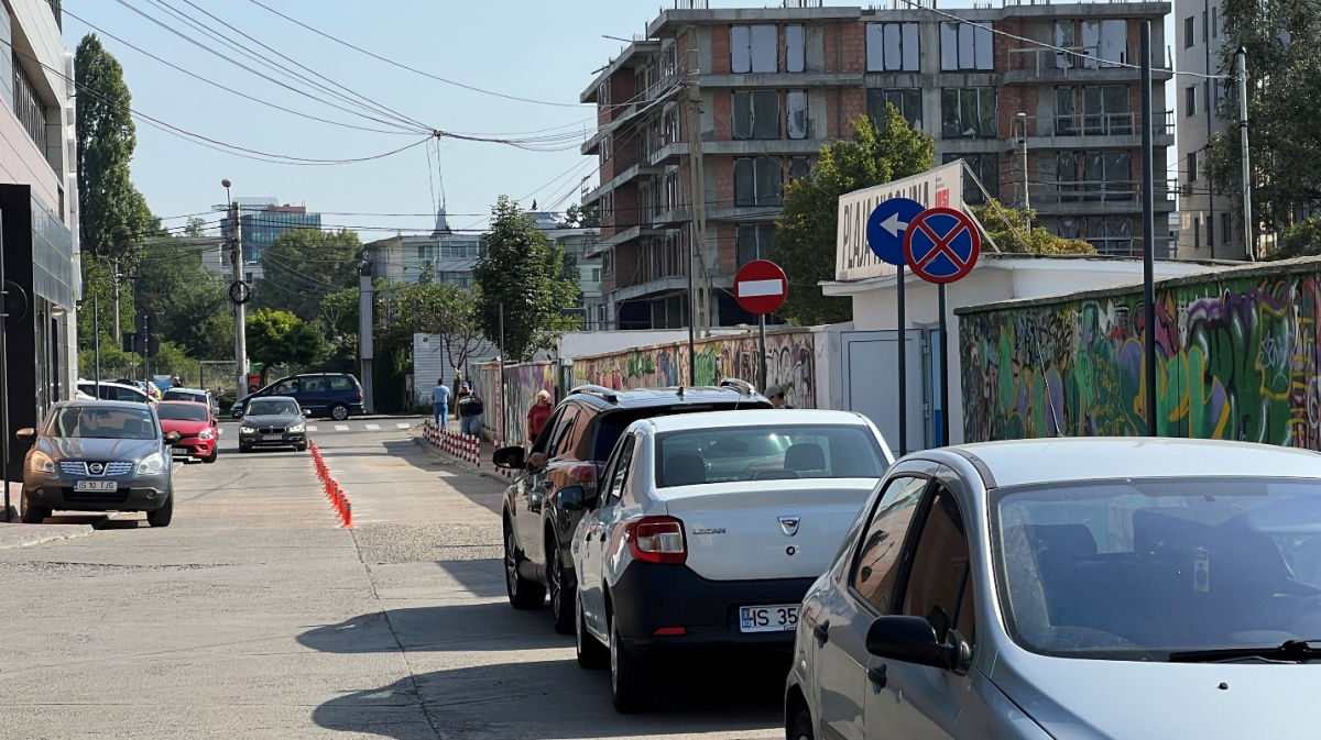 Problemele cu parcarea de la Plaja Purcica continuă! Primăria a montat popice, însă șoferii le ignoră și își lasă mașinile în mijlocul străzii