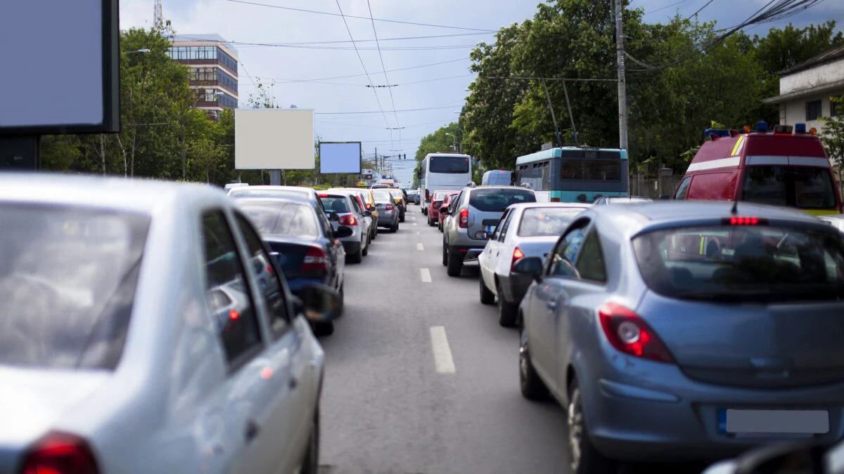 Aceste mașini nu vor mai avea voie să circule la orele de vârf! Cine sunt șoferii afectați de noua regulă!