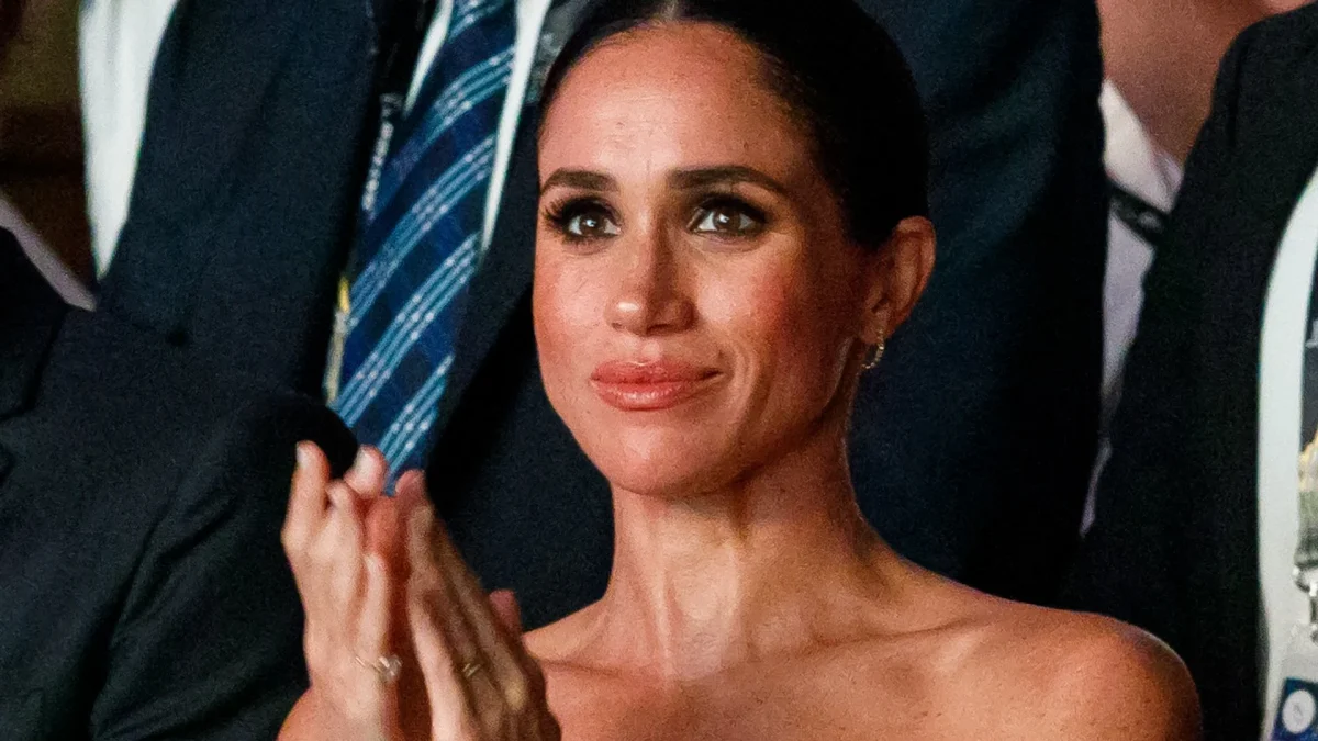 Ce nu s-a văzut niciodată în poze. Ce ascundeau, de fapt, rochiile elegante ale lui Meghan Markle