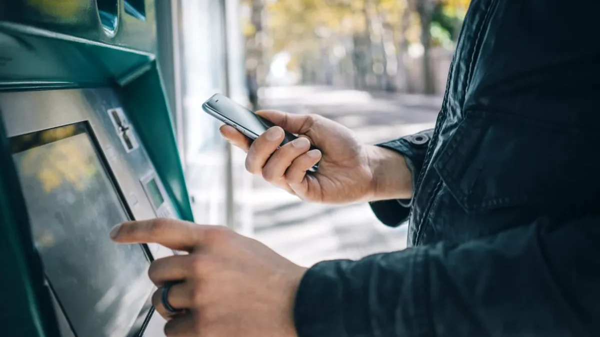 O nouă metodă de a scoate bani de la bancomat! Nu este nevoie de cardul bancar! 