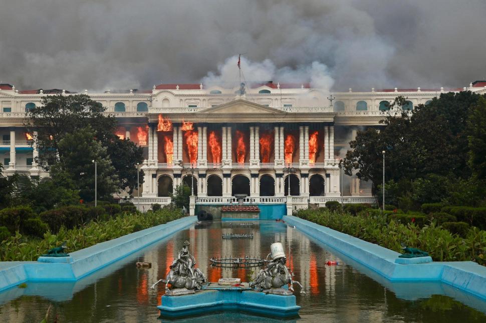 Sute de manifestanți au incendiat clădirea Parlamentului! Sunt peste 20 de morţi şi 300 de răniţi