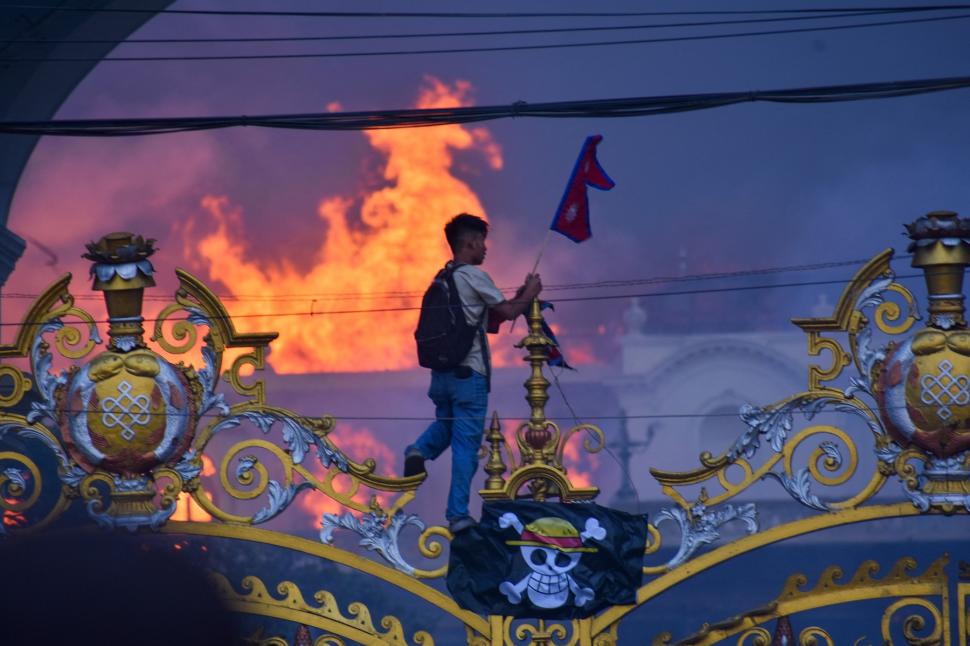 Proteste violente în Nepal! Manifestanții au incendiat Parlamentul, iar soția unui fost premier a murit în urma atacului asupra locuinței sale