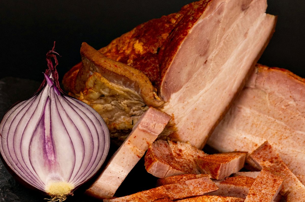 Rețeta pentru un piept de porc afumat delicios – Preparat tradițional, plin de savoare