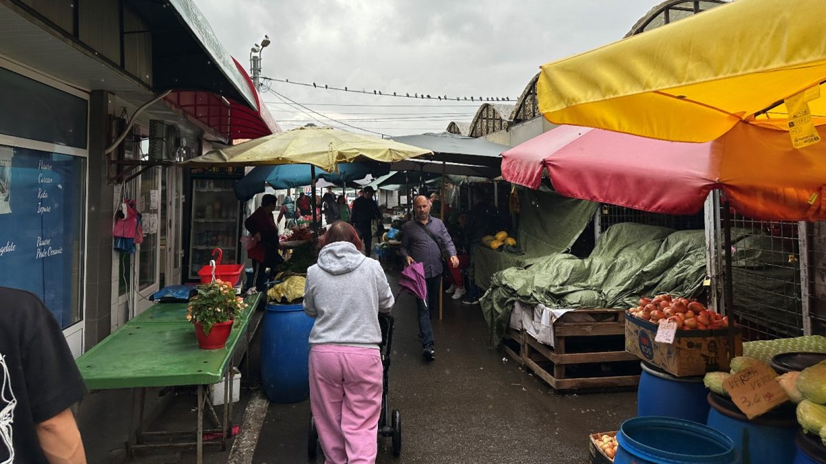 Imagini dezolante în piețele din Iași! Produsele se vând în mizerie, iar piețarii stau cu picioarele în apă. Directorul Vasile Tiron: „Sunt plecat în concediu”