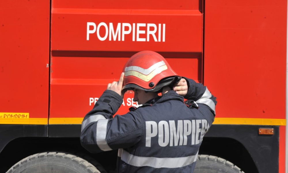 Incendiu în Deleni. Pompierii intervin