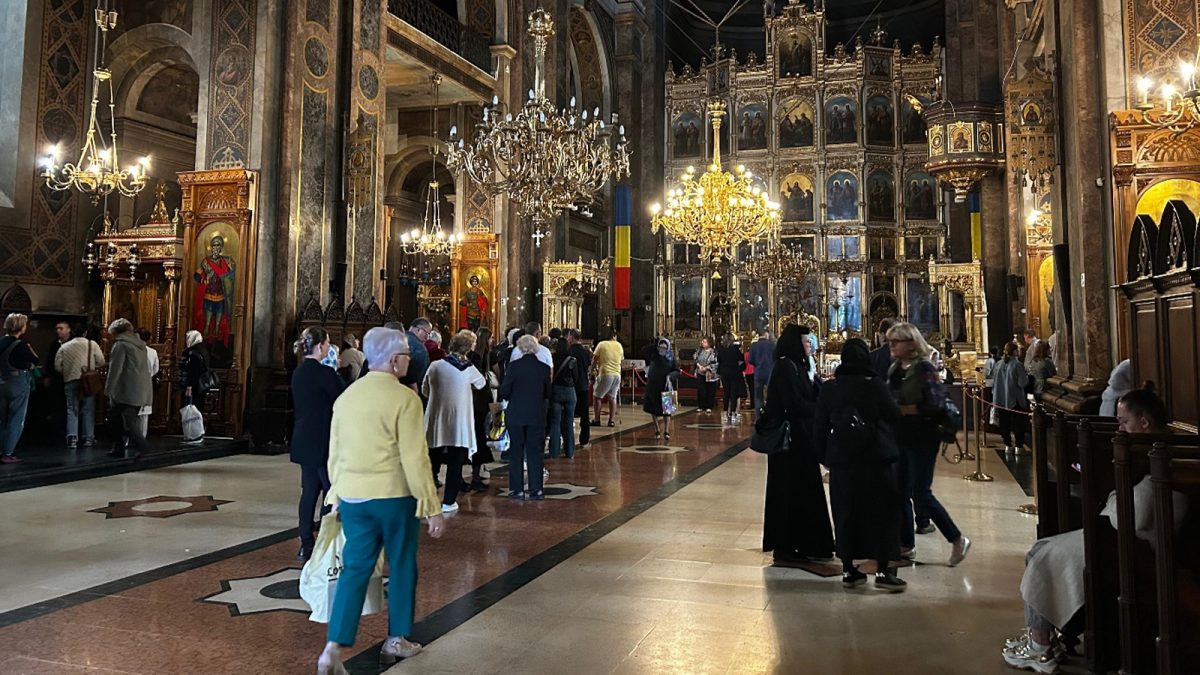 Primii pelerini au ajuns la Iași, la Sfânta Parascheva, cu o săptămână înainte de începerea oficială a pelerinajului! Aceștia își doresc să evite aglomerația: „Acum ne rugăm în liniște”