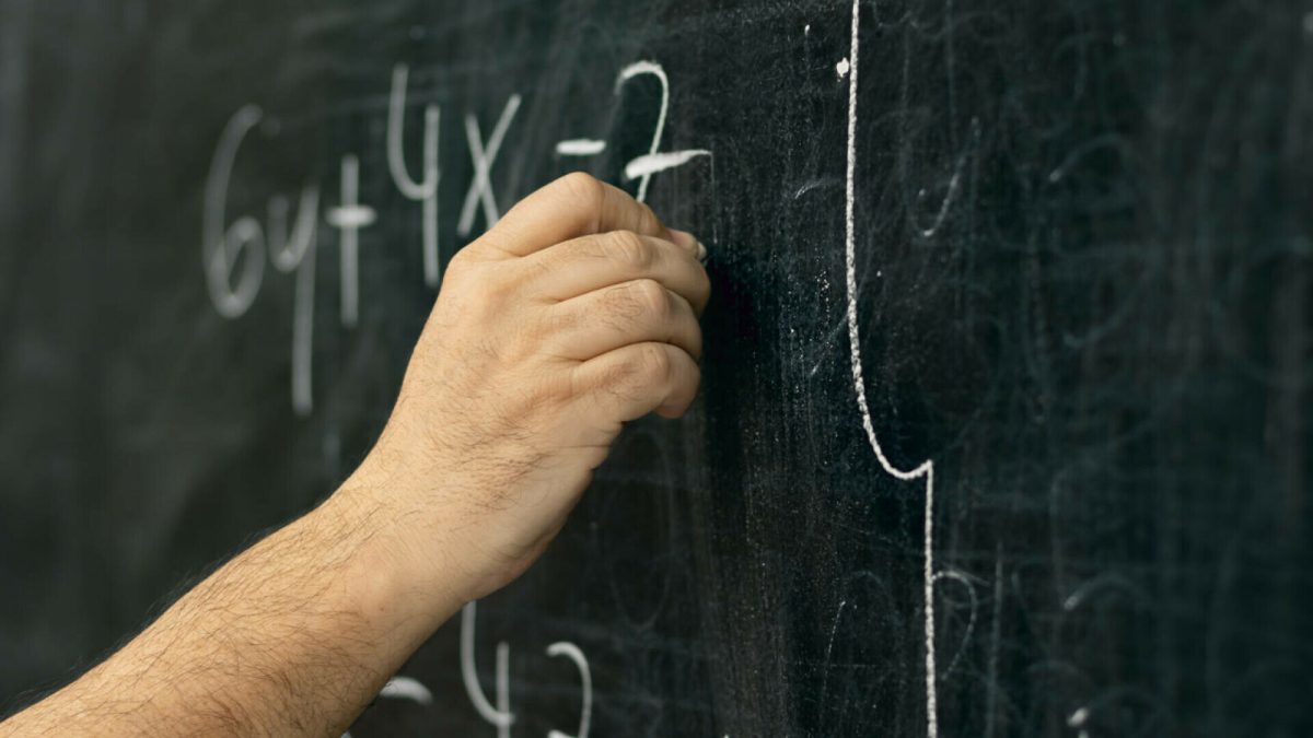 Profesor de religie acuzat că ar fi încercat să corupă doi elevi minori