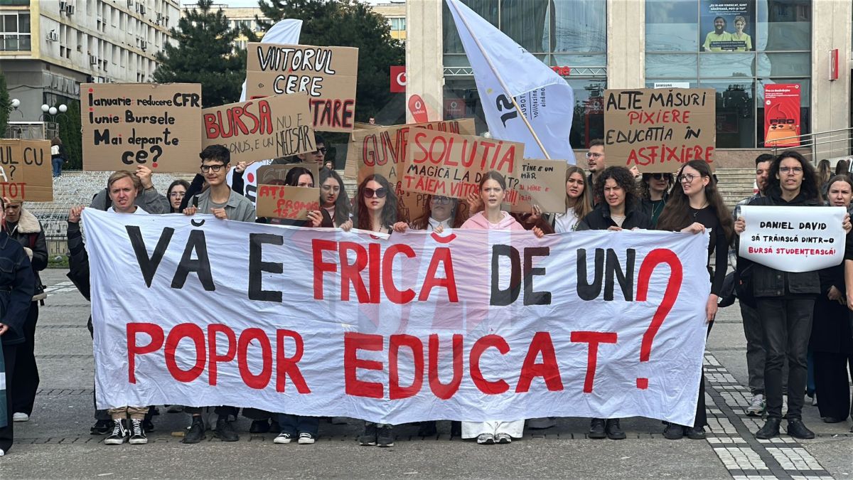 Studenții din Iași protestează în Piața Unirii împotriva austerității Guvernului Bolojan!