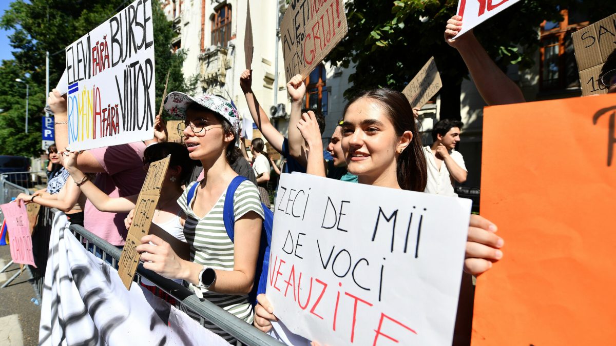 Studenții din întreaga țară ies în stradă: „Reducerile bugetare și tăierile burselor ne pun viitorul în pericol”