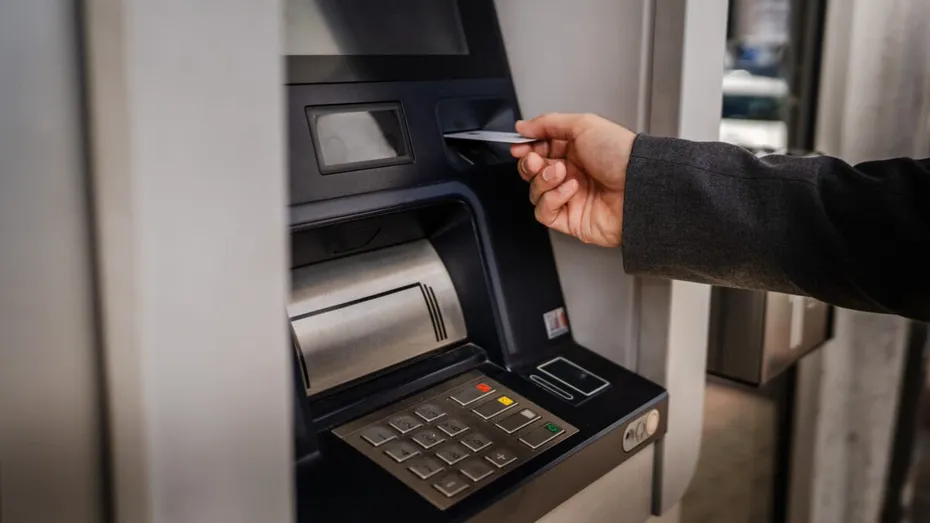 Restricții la bancomat pentru persoanele în vârstă! Câți bani au voie să retragă pe zi!