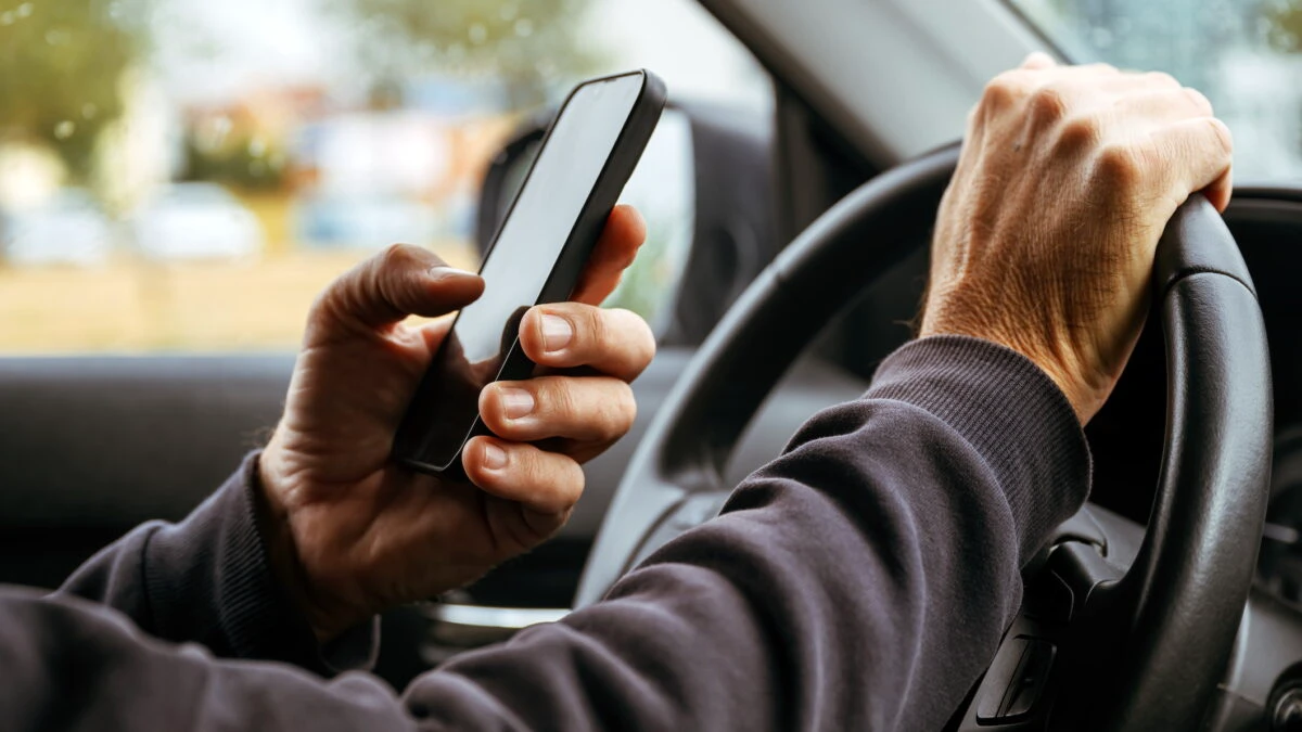 Se dă lege pentru românii care au telefoane și mașini inteligente! Noile reguli intră în vigoare pe 12 septembrie 2025! 