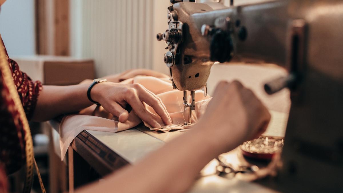 Lovitură pentru românii care lucrează în industria textilă! Ce îi așteaptă pe angajați!