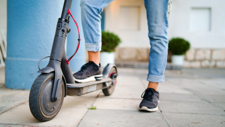 Amenzi uriașe pentru românii care merg cu trotineta electrică! Nimeni nu scapă! Unde nu au voie să circule! 