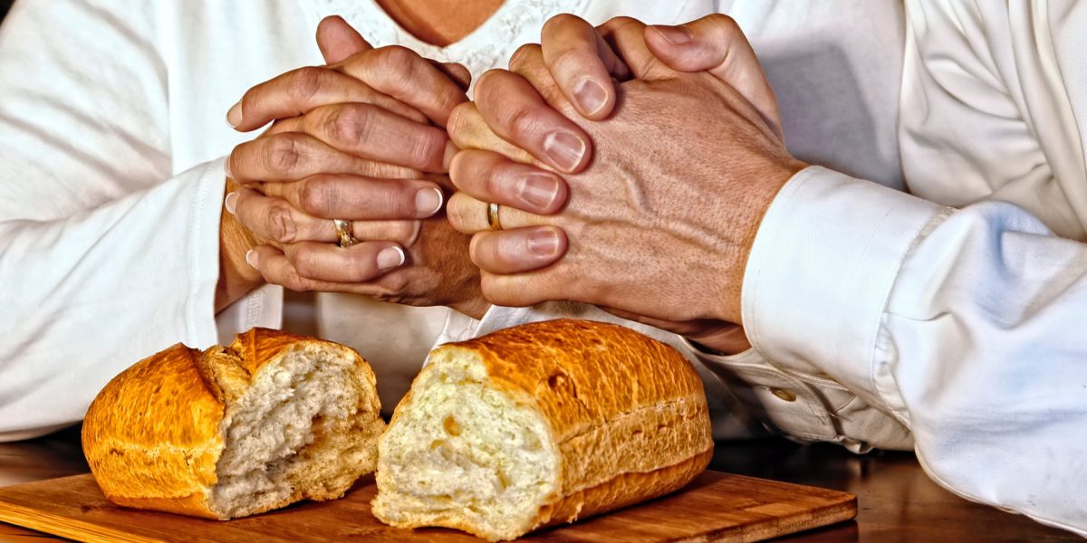 Ce rugăciune trebuie să spui după masa de prânz? Iată și ce trebuie să rostești înaintea fiecărei mese pentru binecuvântarea mâncării și casei