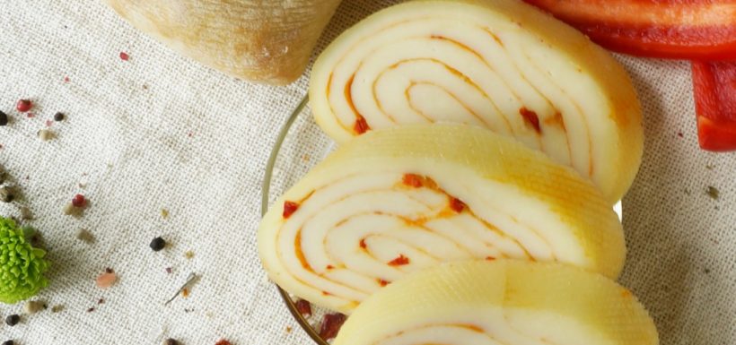 Ruladă de cașcaval cu șuncă și ardei roșu – Rețetă delicioasă, ideală pentru o masă festivă