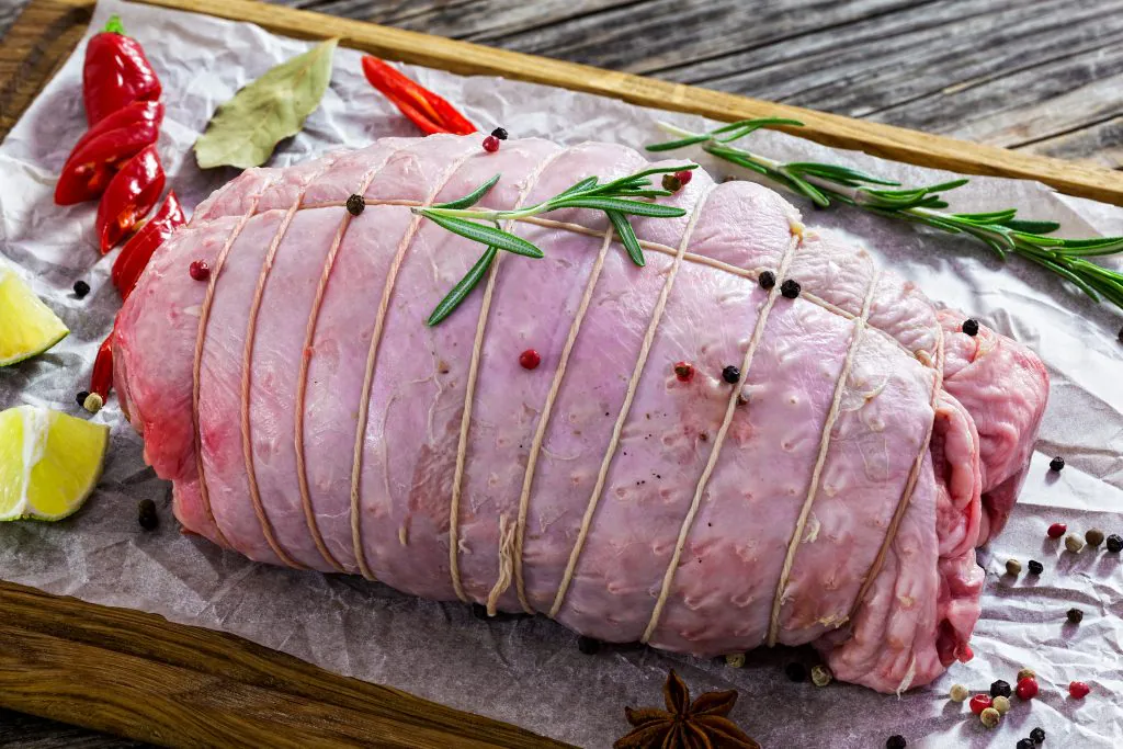 Ruladă de curcan – Rețetă delicioasă pentru mesele de sărbătoare