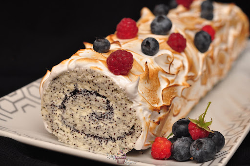 Rețeta pentru o ruladă din albușuri delicioasă  – Desert ușor și spectaculos, în două variante