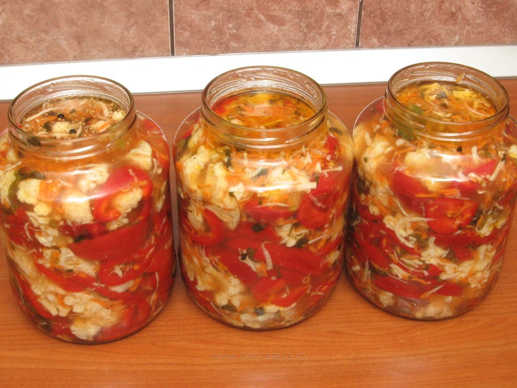 Salata de ghebe cu gogoșari și conopidă – Rețetă gustoasă, sănătoasă și ușoară pentru cămară