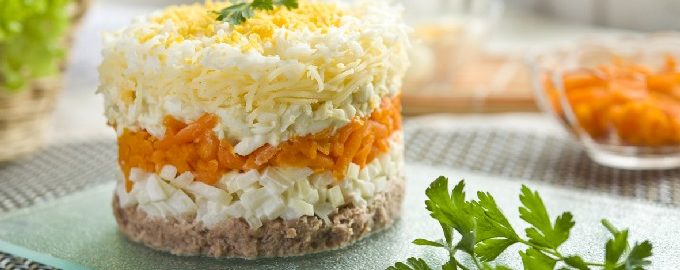 Salata Mimoza – Rețetă festivă, delicioasă și foarte ușor de făcut