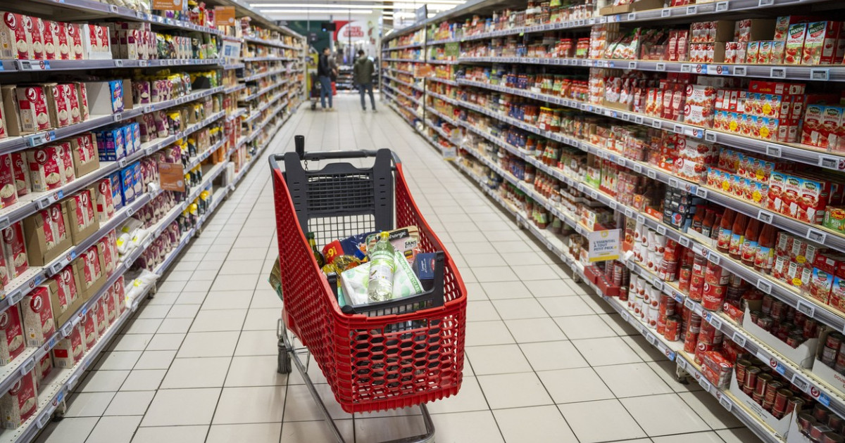 Creșteri de preț mascate sub pragul TVA! Ce alimente s-au scumpit în august și unde mai găsești reduceri