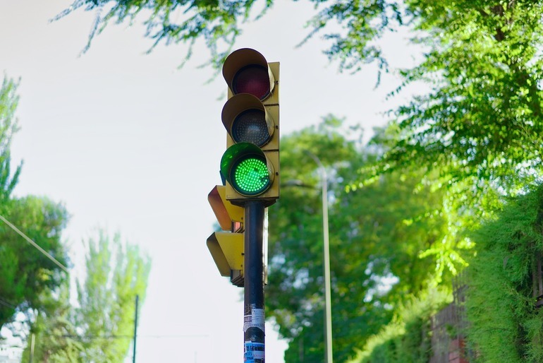 Șoferii pot schimba culoarea semaforului din telefon! Belgia și Olanda, pionieri ai traficului inteligent